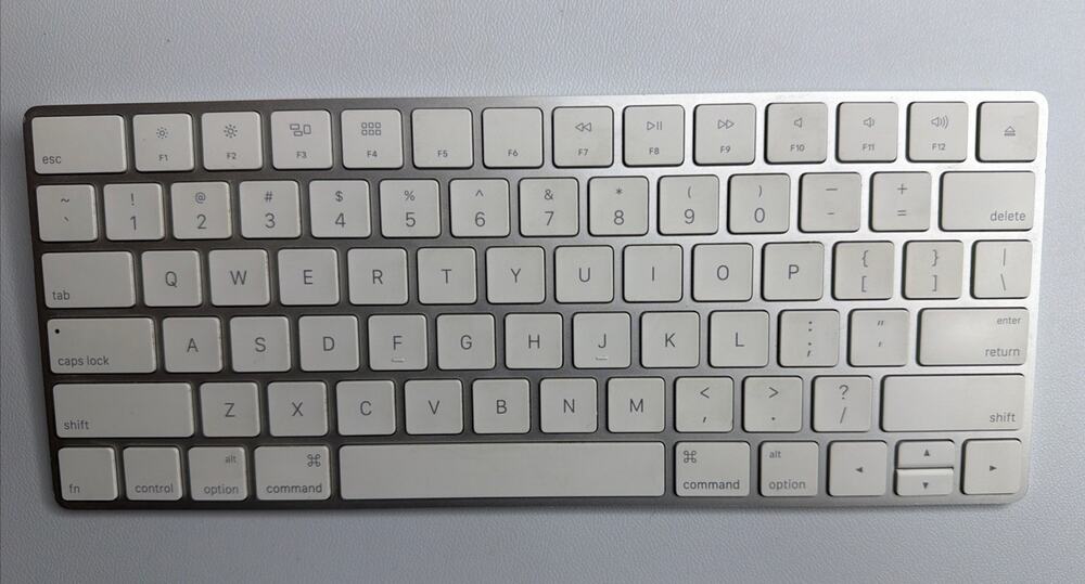 Original Apple Magic Keyboard Model A1644 Lightning  Excellent Condition Working